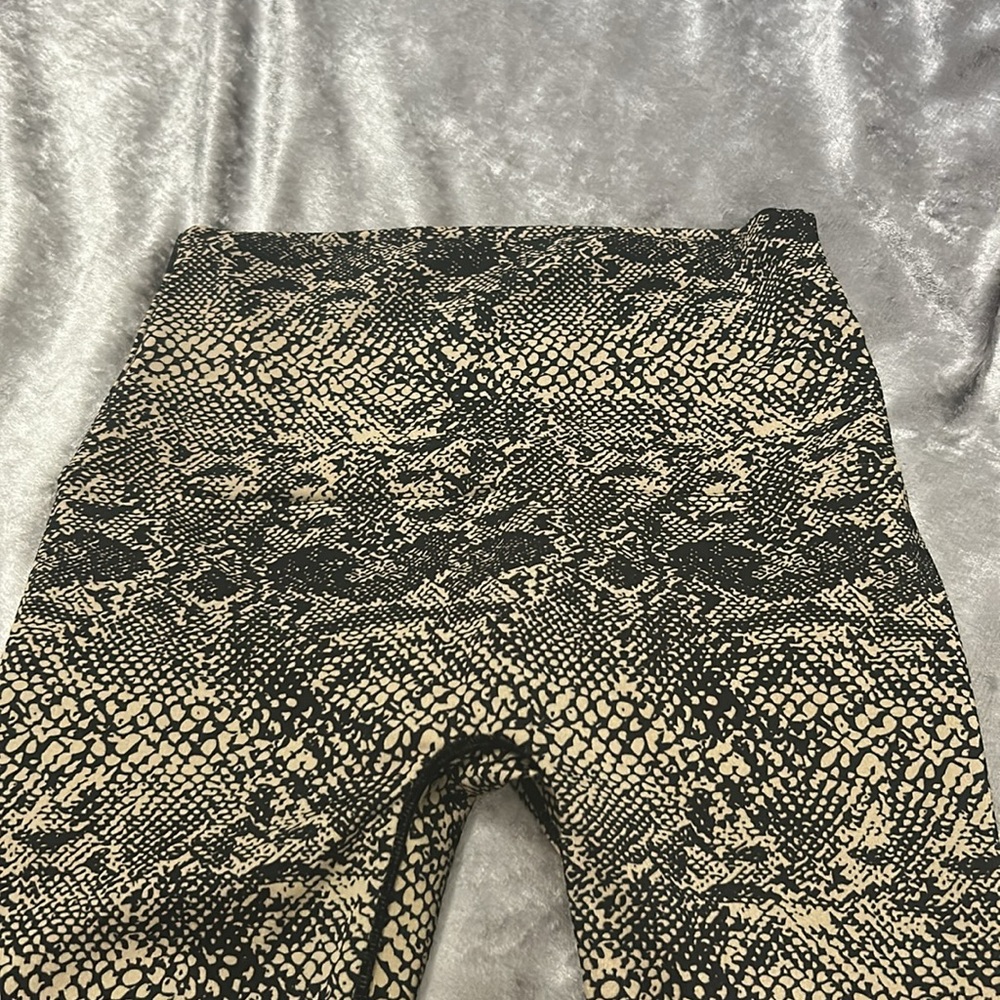 K-DEER Black and Tan Snake Print Leggings - Picture 3 of 4